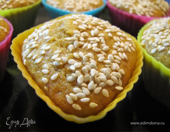 Духовку предварительно нагреть до 180 градусов. выпекать кексы около 20 минут. о готовности блюда можно узнать проткнув кекс деревянной зубочистой, а также по запаху, на который начнут сбредаться родственники и таксы (если такие водятся у Вас в квартире).