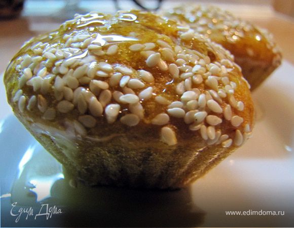 Готовые кексы можно подовать дополнитльно полив медом