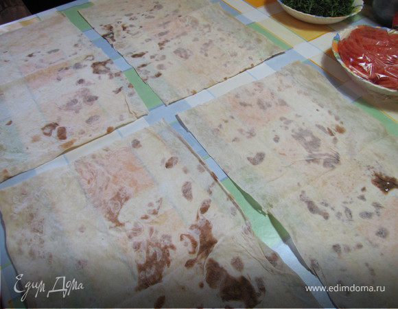 Разрезать лаваш на 8 одинаковых кусков.