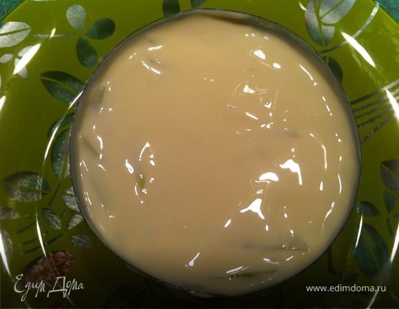 последним слоем выкладываем плавленый сыр