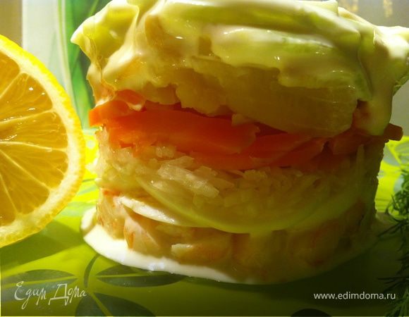 снять форму для салата. Он готов:)
Bon appetit! 
Или как говорят по-фински: Hyvää ruokahalua!