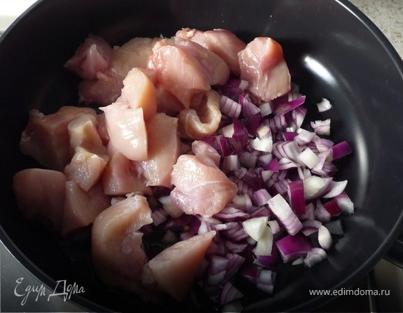 Репчатый лук мелко порезать. Куриное филе промыть, высушить бумажным полотенцем и порезать на небольшие кусочки. В 2ст.л. масла обжарить 200г лука и куриное филе.