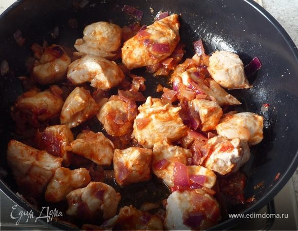 Добавить томат-пасту, 
посолить, поперчить, немного потомить.