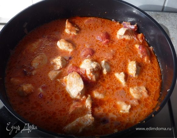 Затем добавить томаты в собственном соку, сливки и куриный бульон и тушить на медленном огне 1,5 часа. В конце от души приправить чили.