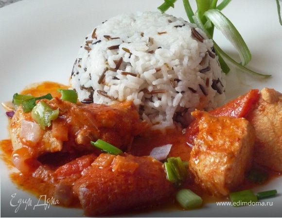 На тарелку выложить филе, посыпать обжаренным луком. Подавать с рисом. Приятного аппетита!