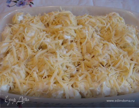 форму для запекания смазать оливковым маслом, уложить цветную капусту, сверху смазать майонезом (можно просто перемешать предварительно капусту с майонезом), сверху посыпать тёртым сыром.