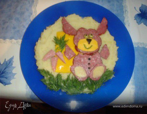 Положить картофель в большую кастрюлю с соленой водой. Накрыть кастрюлю крышкой, довести до кипения и варить, пока картофель не станет мягким, около 20-25 мин. Слить картошку, вернуть в кастрюлю и сделать пюре давилкой для картофеля. Растопить масло с молоком в маленькой кастрюльке. Положить плавленный сыр. Перелить в пюре. Деревянной ложкой взбивать пару минут. Разогреть, если необходимо, и приправить солью и перцем. Теперь украшаем как на картинке! Приятного аппетита!