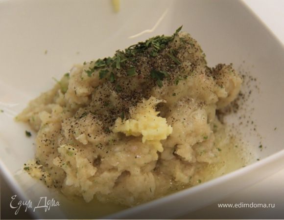 2. Берём куриное филе для фрикаделек, лук, чеснок, и всё измельчаем в комбайне(блендере, мясорубке)
Добавляем половину чайную ложку масла, яичного белка, солим, перчим, можно добавить сушеную зелень и всё тщательно перемешиваем.