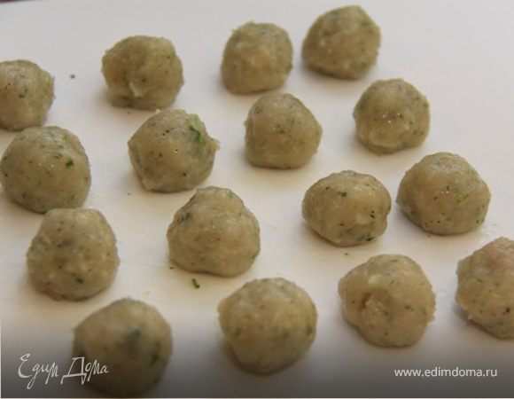 3. А теперь, периодически смачивая руки водой лепим аккуратные маленькие фрикадельки. Фарш получается очень мягкий, поэтому фрикадельки лепим нежно, аккуратно, размером не боле 1,5-2 см.