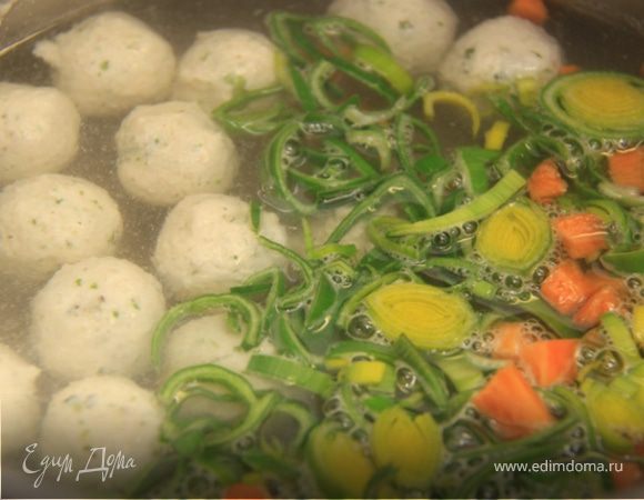 5. В готовый бульон добавляем фрикадельки, порей и морковь. Добавляем специи по вкусу. Варим всего 4-5 минут.