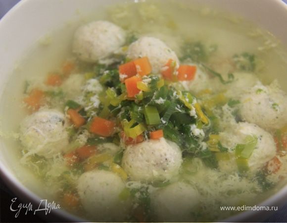 В самом конце готовки, взбейте немного оставшийся белок и вливайте его в готовый бульон, помешивая венчиком, получатся яичные хлопья и добавляем ещё чайную ложку оливкового масла. Украшаем зеленью.