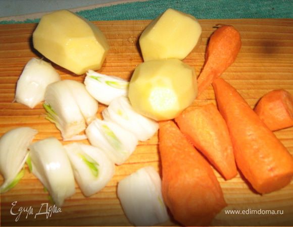 Печень (или печень и мясо) отварить в подсоленной воде), нарезать крупными кусками.
Овощи очистить, нарезать крупно.