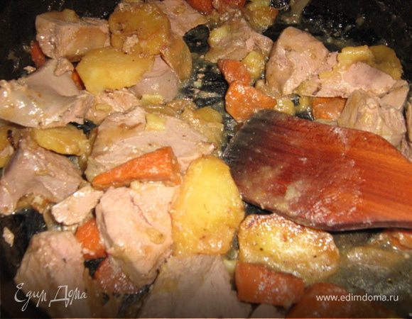 Овощи слегка поджарить на масле, добавить немного воды, соль, перец, накрыть крышкой и тушить до готовности.
Добавить к ним печень, перемешать, дать остыть.