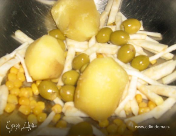 Картофель отварить до готовности. Сельдерей очистить, нарезать тонкой соломкой, обдать кипятком. 