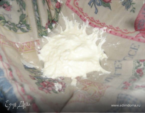 Смешать сельдерей, кукурузу, оливки и картофель, нарезанный ломтиками.

Готовим соус. 
Накрываем тонким кухонным полотенцем кастрюлю, выливаем йогурт. Можно подвесить, тогда лишняя жидкость стечет быстрее. Сразу скажу, что у меня йогурт домашний, очень густой. За 15-20 минут в полотенце он становится как мягкое масло. С магазинным не пробовала. Думаю хорошо получится со сметаной.