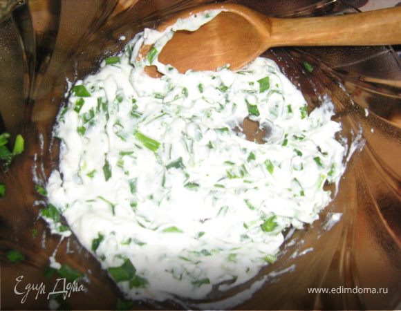 Зелень мелко порубить, добавить йогурт и специи, крем-соус готов.