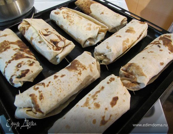 Свернуть лаваш трубочкой. Открытые бока завернуть внутрь, лаваш будет держать внутри выделяемые при запекании соки. Если лаваш не позволяет это сделать, скрепить завернутые кончики зубочисткой. У меня  первый раз лаваш отлично держал "форму" без зубочистки, в этот раз не хотел, видимо, помногу я в него всего наложила. Не перебарщивайте с начинкой.

Выложить конверты на противень, смазанный (слегка) растительным маслом. Запекать 40-45 минут (максимум!) при t 180 градусов. Минут через 20 запекания перевернуть конверты, чтобы они запеклись равномерно и снизу, и сверху. 