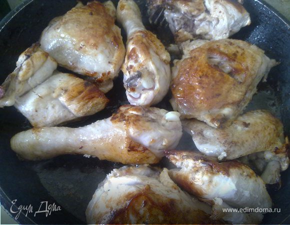 Чеснок разобрать на зубчики, сложить в кастрюлю, залить водой, закипятить, проварить минуту, остудить и очистить. Курицу разрезать на части, обсушить каждый кусок салфетками. В толстостенной кастрюле разогреть сливочное и оливковое масло, обжарить курицу порциями до красивого золотистого цвета. 