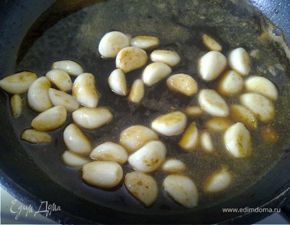 Когда обжарили всю курицу, в сковороде оставить 2 ст.л. жира (масло+куриный жир), остальной жир выбросить. В ту же кастрюлю, где жарилась курица, добавить чеснок. Обжарить его несколько минут до красивого золотого цвета. Добавить 2 ст.л. коньяка, затем влить бульон и вино. Проварить на среднем огне минут 5.

