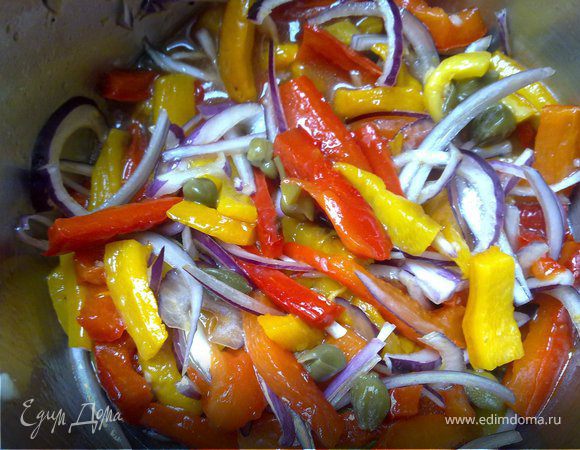 С хлеба срезать корочку,  разломать!!! на маленькие кусочки и выложить на противень и подсушить. Помидоры нарезать размером с хлебными кусочками. Слегка придавить помидоры, выдавливая сок, слить его в миску. Готовим заправку: в сок от помидор добавить анчоусы и каперсы, перемешать, филе анчоусов достать и отложить в сторону, и добавить в заправку немного уксуса и 10 ст.ложек оливкового масла.   Перец обжечь под грилем в течении 10 мин, положить их в пакет, плотно завязать и постоять мин.20. Очистить от кожицы и порвать (или порезать) на ломтики величиной с мизинец.  Лук очень тонко нарезать на ломтики. Смешать лук и перцы. Перемешать перец, лук, заправку с каперсами, размятый чеснок, приправить солью и перцем.