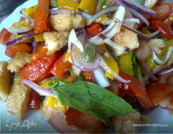 Перемешать все ингредиенты салата, полить заправкой и все еще раз перемешать аккуратно в течение минуты.  Выложить в салатницу, сверху уложить филе анчоусов. Дать салату настояться минут 15. 