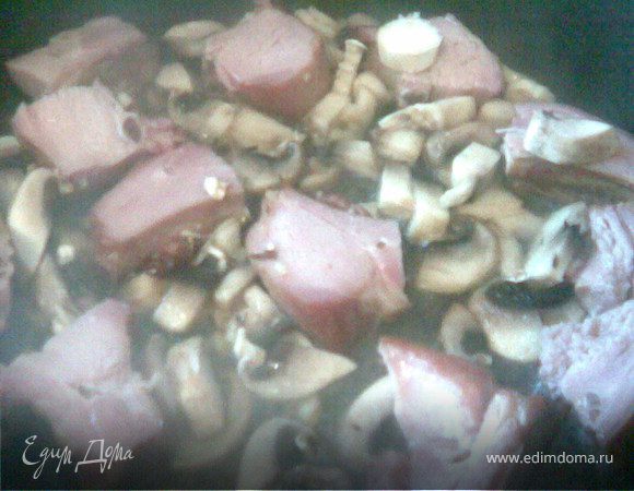 Порежем рёбрышки и выложим в глубокую сковороду вместе с грибами,обжарим до полного выпаривания воды(грибного сока)и добавим масло.
