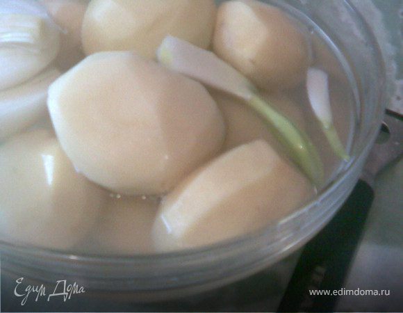 Тем временем почистим картошку,лук.