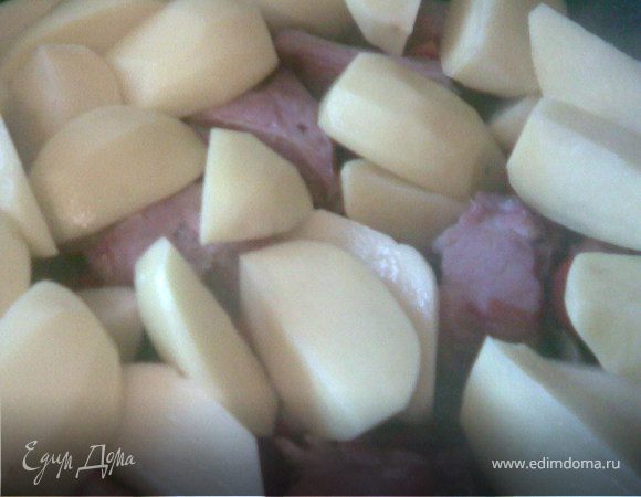 После того как мы добавили масла к ребрам,порежем крупно картошку и добавим к мясу.