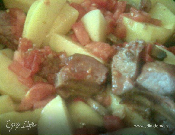 Следующим ходом вслед за картошкой туда же отправляем помидоры(мелко порезанные),перец.Немного потушим.