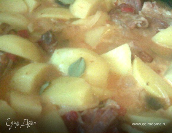 Размешаем немного рассола из под огурчиков со сметаной. Зальем этой смесью наш ужин.