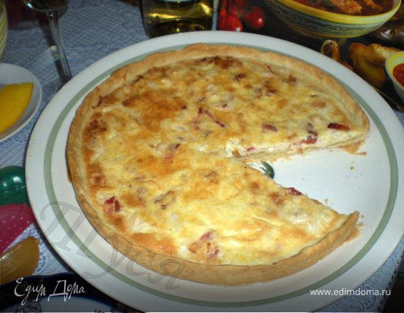 КИШ ЛОРЕН

Из муки,масла,яйца,соли и воды замесить тесто.Накрыть салфеткой и оставить на несколько часов.Можно замесить тесто с вечера и оставить в холодильнике.
Тесто раскатать(я размяла руками по форме).Выложить в форму,смазанную маргарином,сделать бортики.
Дно наколоть вилкой.
Ветчину нарезать и обжарить на сухой сковороде.Выложить на тесто.
Взбить 3 яйца со сливками,посолить,поперчить и снова взбить.
Добавить натертый сыр и залить в форму.
Выпекать в разогретой духовке до 180-200 гр. 15-20 минут.
Подавать к столу горячим!!!!