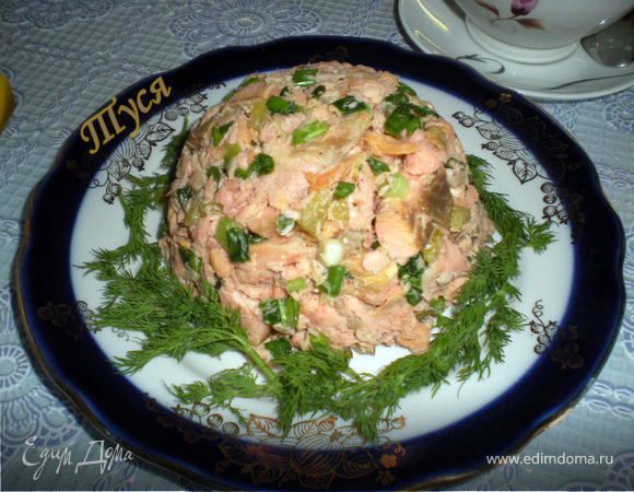 ТАРТАР ИЗ ЛОСОСЯ

Филе лосося нарезать мелкими кубиками.Каперсы,лук мелко порубить,выжать сок лимона.Все аккуратно перемешать,добавив соль и перец.Дать постоять минут 10.Выложить на десертные тарелки и украсить укропом.
Я приготовила тартар из того,что нашлось в моём холодильнике: горбуша горячего копчения,соленые огурцы,зеленый лук.Остальное по рецепту.