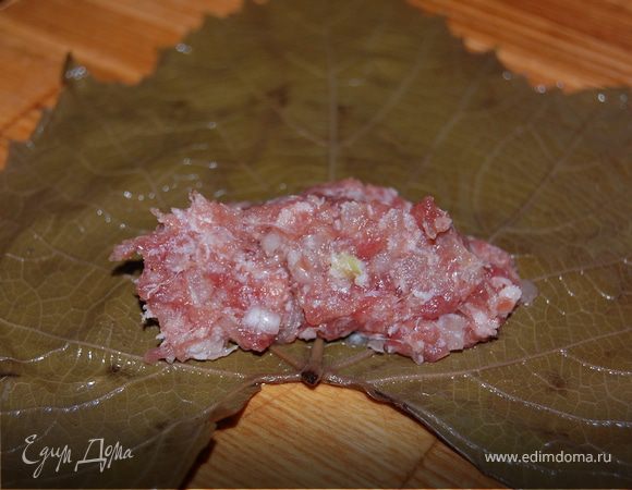 Консервированные виноградные листья промыть,залить кипятком на 5 мин,и промыть холодной водой.Если у вас свежие листья, просто ошпарьте.
Положите на каждый лист ,немного фарша и сверните длинным конвертиком.Поставьте сарма в холодильник.