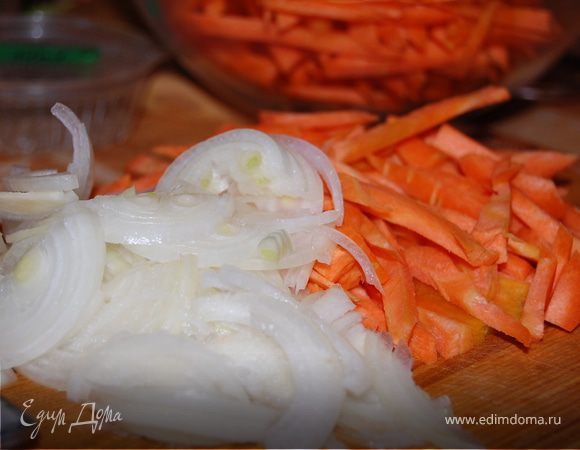 Нарежьте 100 гр лука , тонкими полукольцами,морковь - тонкой соломкой.