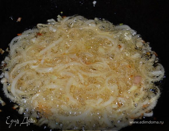 Казан хорошо разогреть,влить масло и прокалить его до появления легкого дыма.Положить лук и помешивая обжарить его на среднем огне до темно-золотистого цвета.