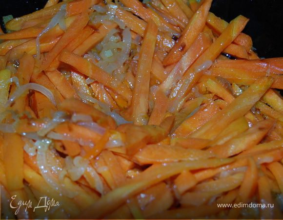 Добавить морковь и тоже обжарить.