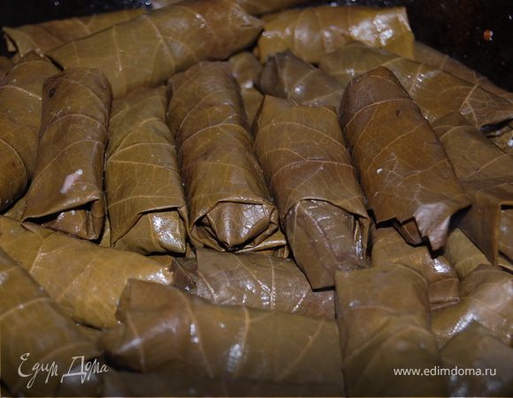 Положите сарму на обжаренные овощи,