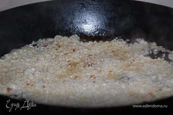 Как только вода уйдет с поверхности риса,уменьшить огонь до меньше среднего,собрать рис горкой,накрыть тарелкой,и крышкой и варить до готовности риса.