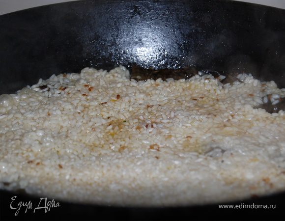 Как только  вода уйдет с поверхности риса,уменьшить огонь до меньше среднего,собрать рис горкой,накрыть тарелкой,и крышкой и варить до готовности риса.
  