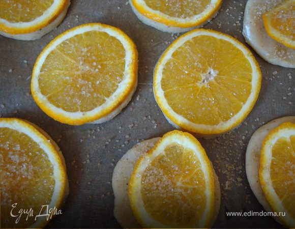 Присыпала печенье сахаром и отправила в разогретую до 180 градусов духовку минут на 20.