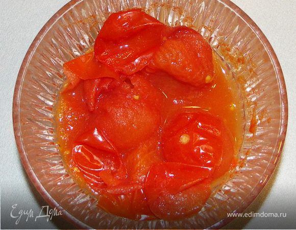 Отварить булгур.Можно отварить его заранее,тогда блюдо приготовится достаточно быстро:).Шпинат помыть,обсушить и крупно нарезать.Острый перчик нарезать колечками.Болгарский перец и помидорки запечь при Т 200С и режиме гриль(7-10мин).Перец очистить и порезать.Помидорки размять,убрать шкурки и измельчить погружным блендером.Посолить.