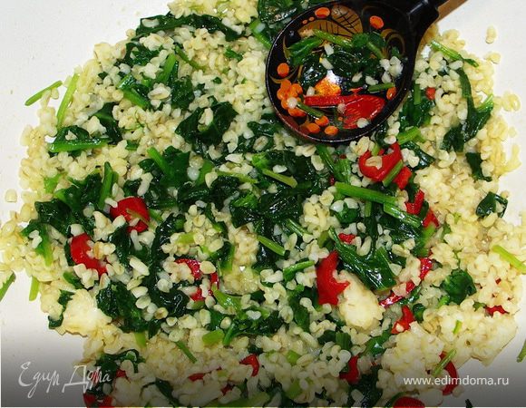 Разогреть вок с 1ст.л масла.Обжарить шпинат на сильном огне постоянно мешая 2-3 мин.Добавить перчик и булгур.Обжаривать ещё 2 мин.