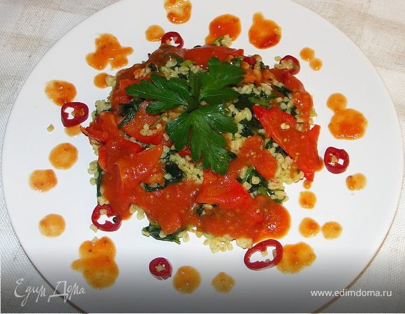 На тарелку выложить булгур со шпинатом,запечённый перец и полить томатным соусом.Готово!:))Можно кушать:)