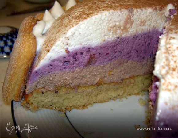 Украшаем половинками савоярди и взбитыми сливками. Сверху немного присыпать какао.