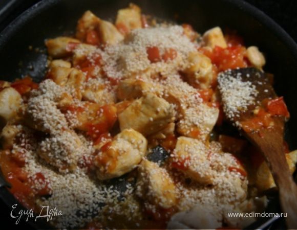 Отварить спаржу,5-6 мин,если спаржа тонкая,то 1-2 мин.Затем окунуть ее в воду со льдом,чтобы она сохранила яркий цвет.Достать из воды,обсушить и разрезать пополам.Обжарить с двух сторон.
Куриные грудки обжарить на масле на среднем огне,приблизительно 15-20  мин.Под конец увеличить огонь,чтобы мясо покрылось золотистой корочкой.Добавить помидоры.Жарить 2 мин,посолить и поперчить.Когда немного выпарится сок,добавить измельченный чеснок.В самом конце жарки всыпать кунжут и перемешать.