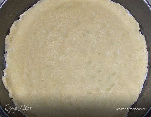 Большую часть раскатываем кругом по размеру чуть больше дна формы.Аккуратно укладываем на дно.