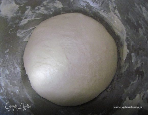 Делаем тесто. В теплую воду всыпать сахар и дрожжи, перемешать и дать постоять 10 минут. Затем всыпать муку, соль, добавить растительное масло и замесить мягкое чуть липнущее тесто.