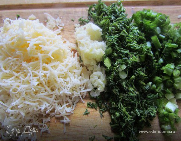 Измельчить зелень, сыр и чеснок для начинки.