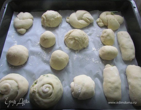 Духовку разогреть до 200С, застелить противень бумагой для выпечки, присыпать мукой,  выложить булочки.