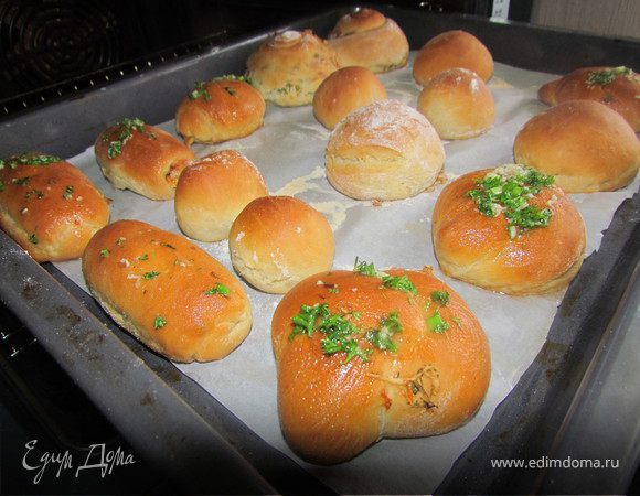 Выпекать примерно 25 минут до румяной корочки(зависит от духовки). Приготовить соус, которым будем смазывать готовые горячие булочки: нарезать петрушку, измельчить чеснок, добавить соль и растительное масло, Хорошо перемешать и намазать булочки.